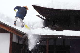 雪国のお住まいにおける雪下ろし作業
