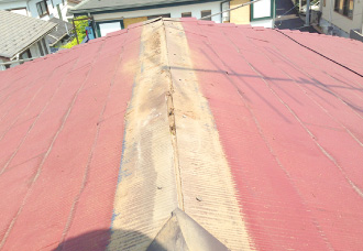 既存棟板金と貫板が取り外された屋根