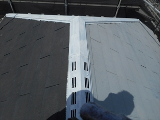 ベスコロフィラーHGで下塗りされた屋根の様子
