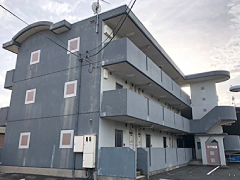 塗装前の3階建マンション
