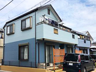 1階と2階でブルーグレーとライトブルーのツートンに仕上げたお住まい