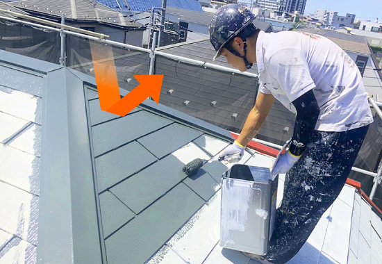 屋根を遮熱塗料で塗装する様子