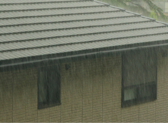 雨にさらされる住宅屋根の写真