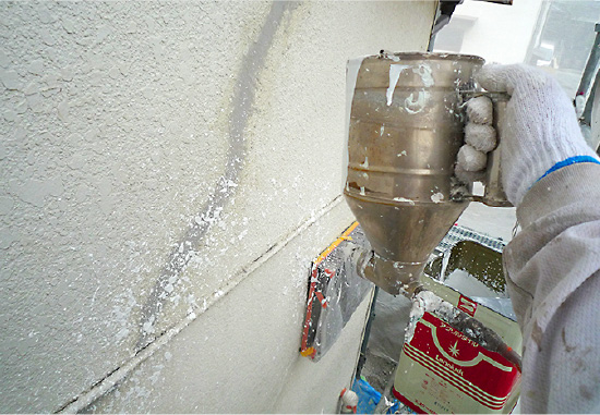 吹き付け塗装をして模様を再生