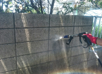 高圧洗浄機の水圧を落としてコンクリートの塀の汚れを洗浄2