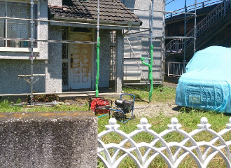 敷地内に駐車してある車を養生している写真