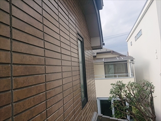 調布市若葉町で経年劣化でひび割れたサイディングの目地は打ち換え工事でメンテナンス 東京の外壁塗装 屋根塗装 塗り替えは街の外壁塗装やさん東東京店へ