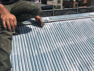 荒川区西尾久にあるアパートのトタン屋根を、遮熱塗料サーモアイSi 