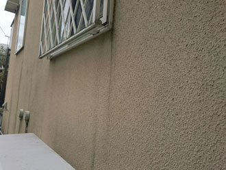 目黒区東が丘にて築13年になる邸宅の調査 外壁には雨だれとクラックが見られました 東京の外壁塗装 屋根塗装 塗り替えは街の外壁塗装やさん東東京店へ