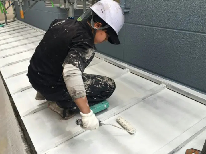 トタン屋根の塗装ガイド｜錆を防ぐポイントと重要なケレン作業 | 東京 
