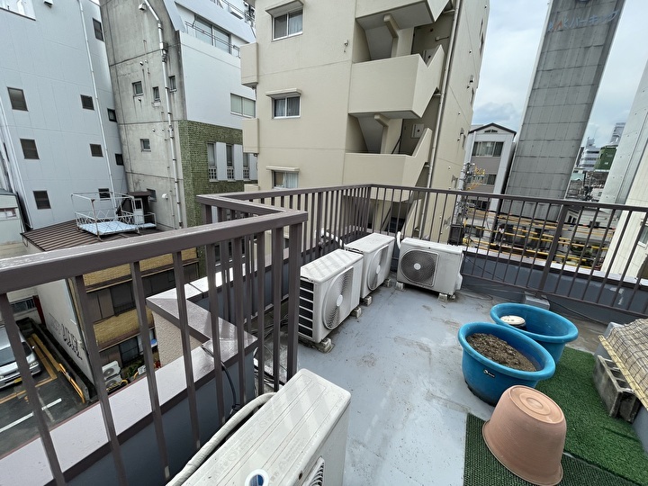 鉄部の手摺の塗装工事完工後の建物