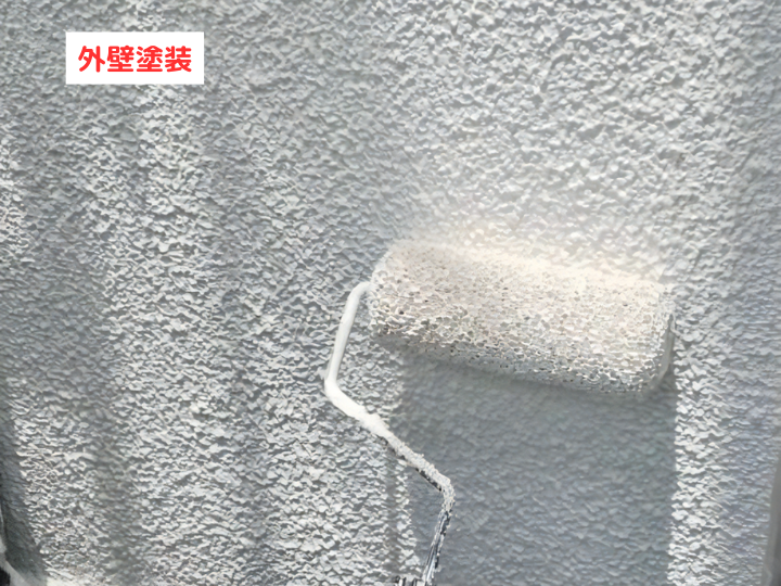 晴天の日に外壁塗装をしている作業風景