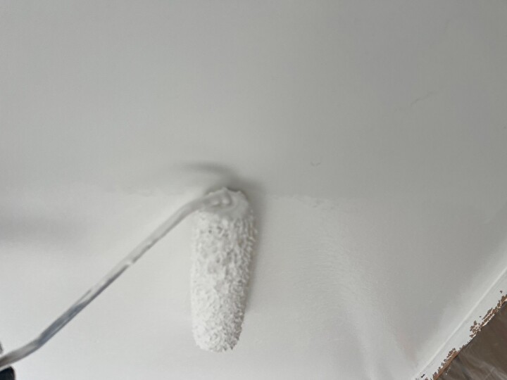 軒天に日本ペイントの水性ケンエースを使用した塗装作業