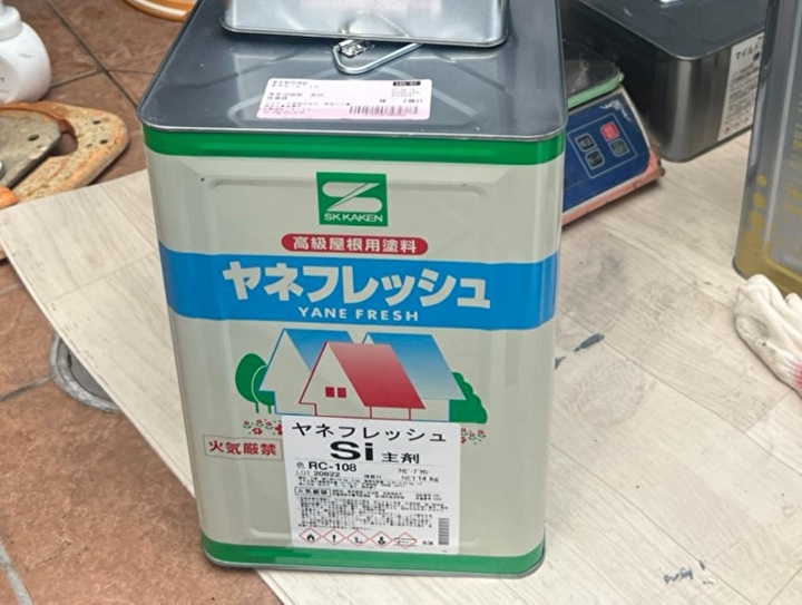 中塗りと上塗りにはエスケー化研のヤネフレッシュSiを使用