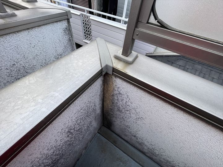 バルコニー内側の汚れと劣化