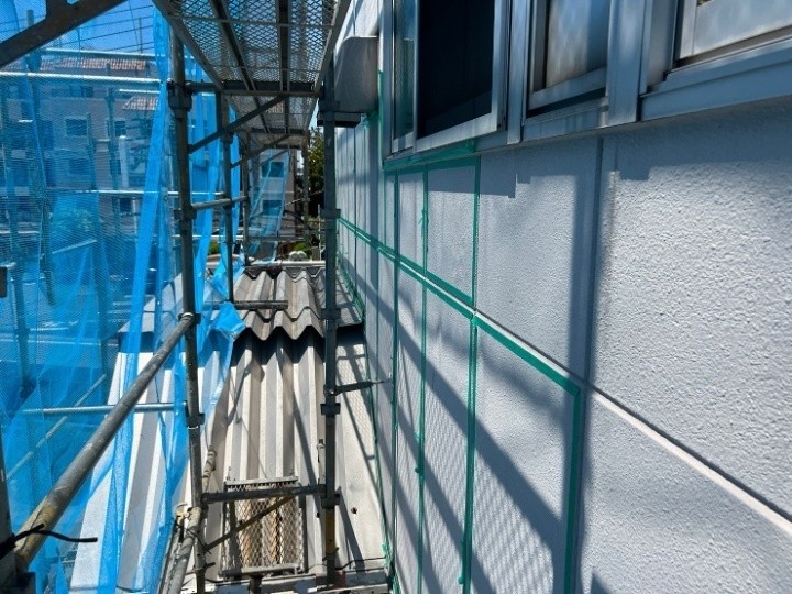 施工を行う目地の周りをマスキングテープを使用し養生