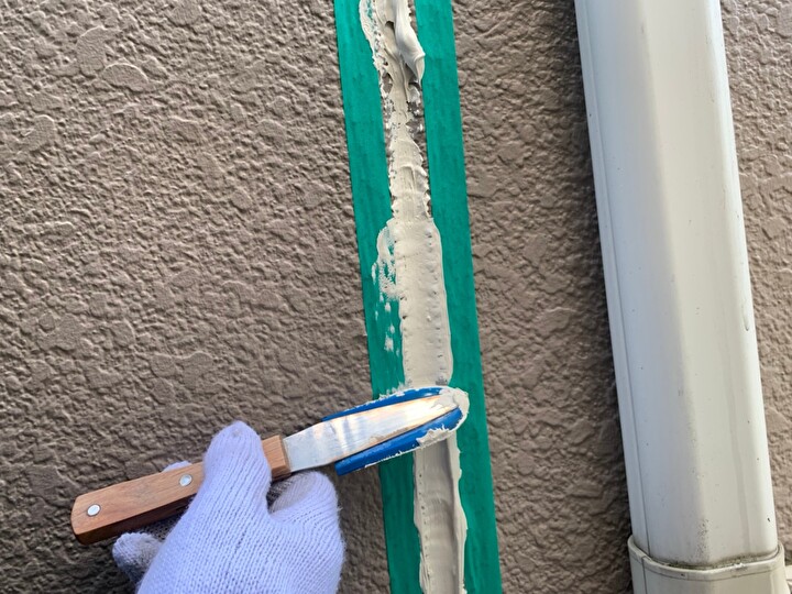 シーリング材を充填する前にシールプライマーを塗布
