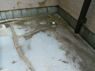 劣化が進行したベランダの床