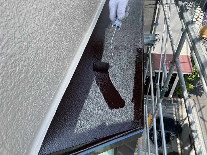 付帯部を色番号23-255（茶）で塗装
