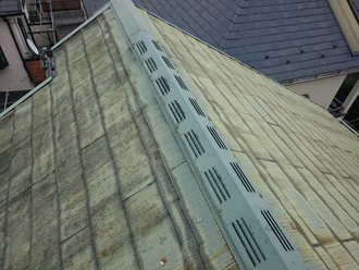 足立区綾瀬で荒れたスレート屋根材を調査。屋根がザラザラしているときはどんなメンテナンスが必要？
