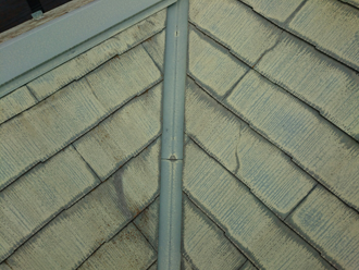 スレート屋根のひび割れは複数箇所に