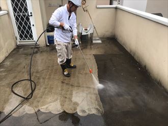 屋上の高圧洗浄の様子