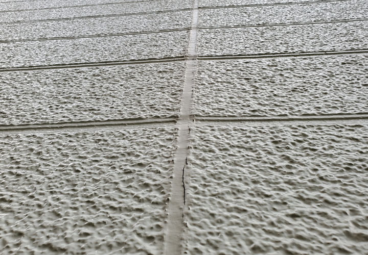 目地のシーリング材が一部剥離しています
