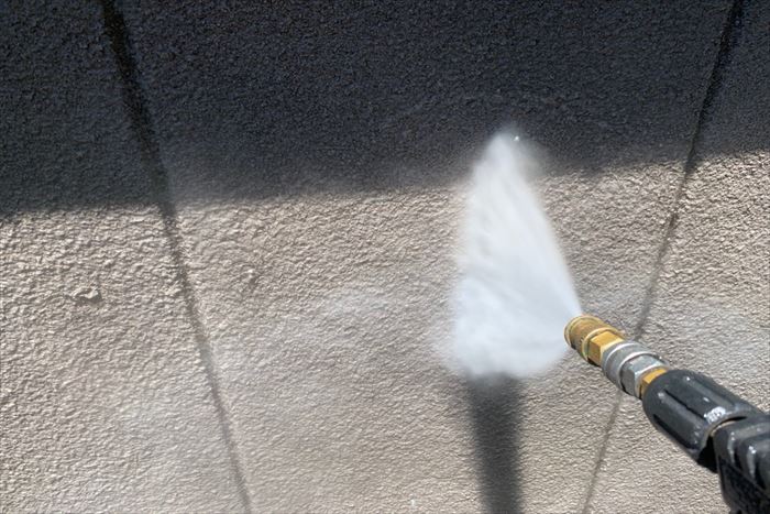 高圧水で勢いよく外壁を洗浄