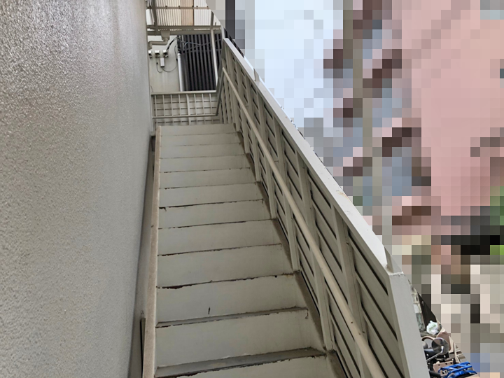 アパートの鉄骨階段を調査