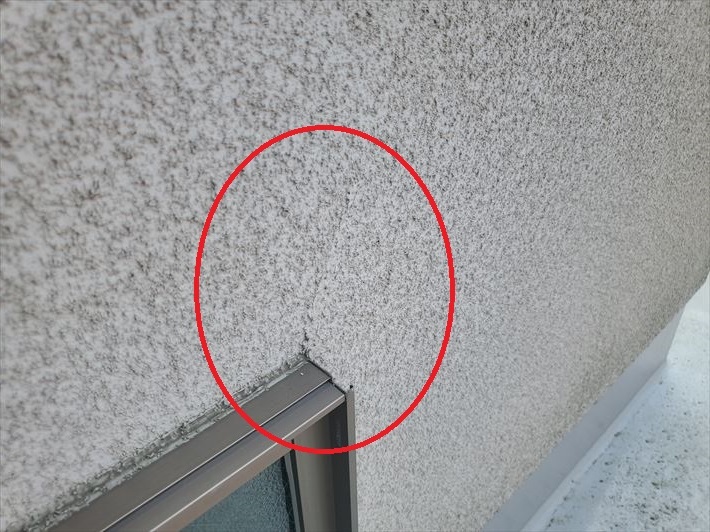 文京区小石川にて窓廻りにひび割れが発生しているモルタル外壁のメンテナンスのご相談