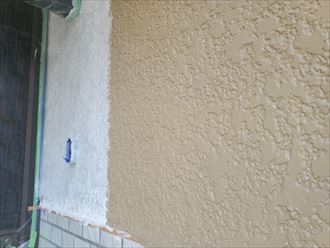 外壁塗装工事にて中塗りの様子