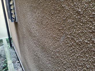 モルタル外壁の防水性の低下により汚れが付着