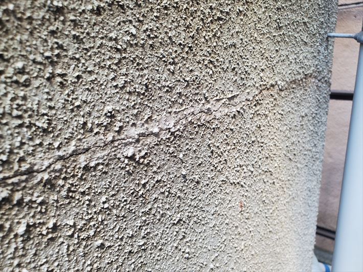 板橋区仲宿にて苔やひび割れが発生しているモルタル外壁のメンテナンスのご相談