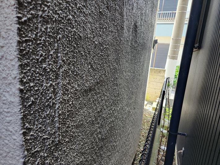 モルタル外壁の防水性の低下による汚れの付着