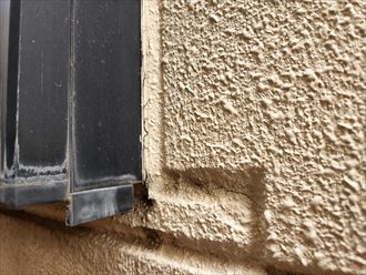 ＡＬＣ外壁の窓周りの塗膜のひび割れ