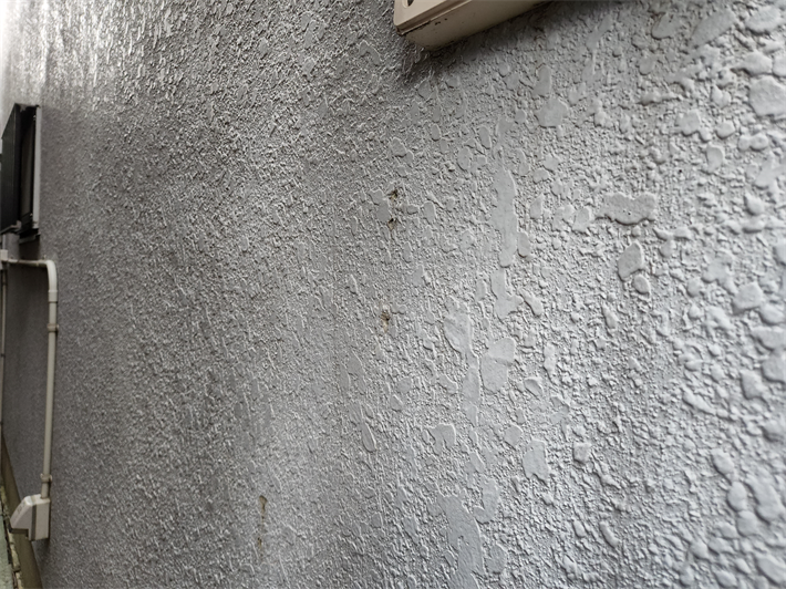 塗装が劣化したモルタル外壁