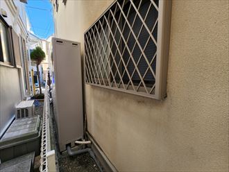 モルタル外壁に苔や汚れ
