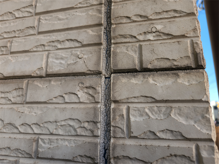 江戸川区平井にてサイディング外壁のシーリングが劣化！シーリング打ち替え工事と外壁塗装工事をご提案！