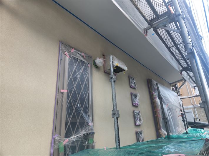 外壁塗装工事にて窓ガラスなどを養生