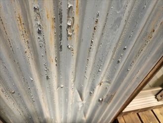 トタン波板外壁の塗膜の剥がれにより錆び発生