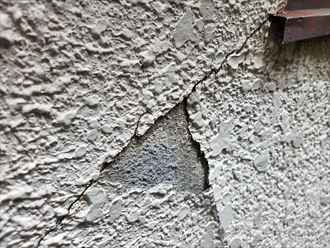 台東区上野にて行ったモルタル外壁の調査！チョーキング現象・外壁にひび割れ・剥がれが多数あったため、外壁塗装工事とvカット工法による補修工事をご提案