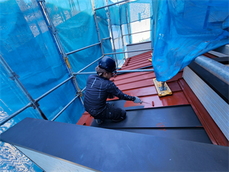 下屋根の金属屋根の塗装にて下塗り