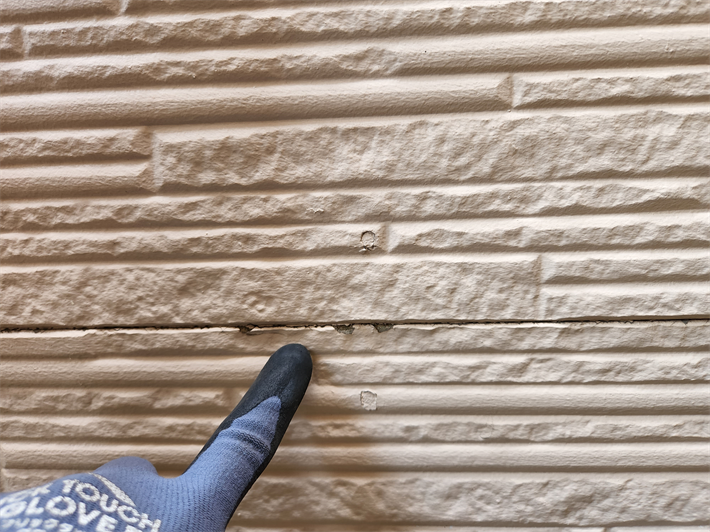江戸川区大杉にて塗装が剥がれているサイディング外壁の無料点検を実施！外壁塗装工事とシーリング打ち替え工事をご提案！
