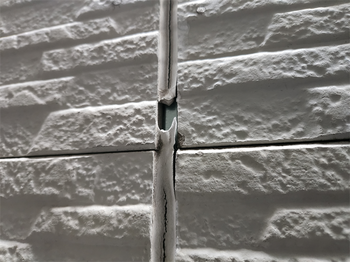 文京区千駄木にてシーリングが劣化したサイディング外壁の無料点検を実施！シーリング打ち替え工事と外壁塗装工事をご提案！