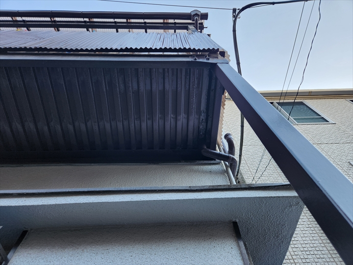 鉄骨階段上裏の錆補修と塗装