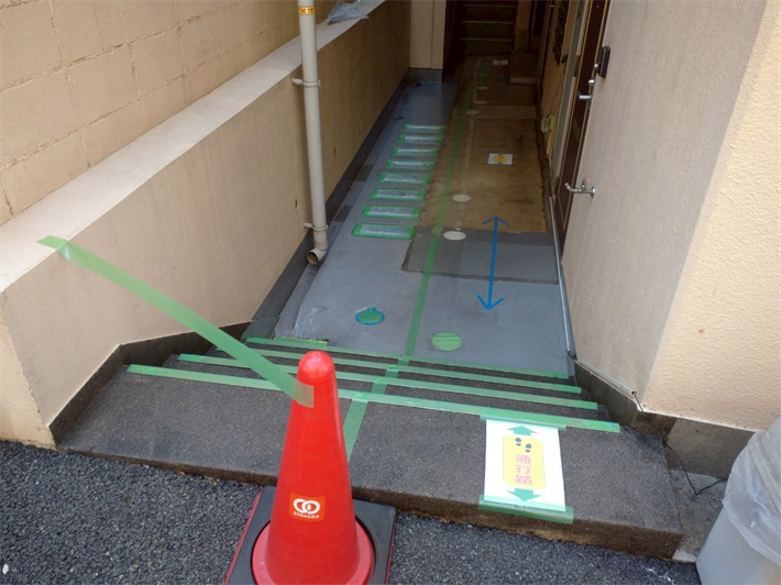 共用廊下の防水工事にて養生導線確保