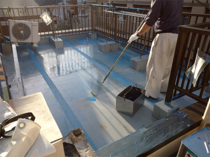 防水工事にてプライマーで下塗りの様子