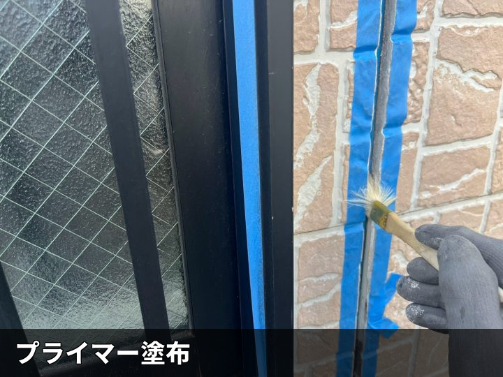 窓脇目地へのプライマー塗布