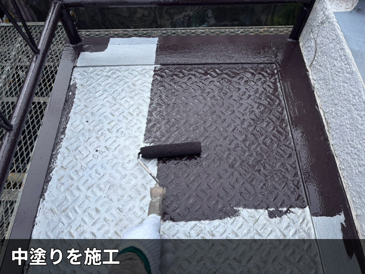 階段の中塗り作業