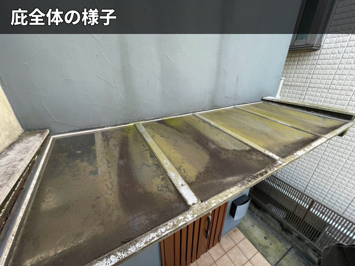 調布市深大寺で庇の雨漏りを調査、シーリング亀裂と木部の劣化が進んだ玄関上の状態